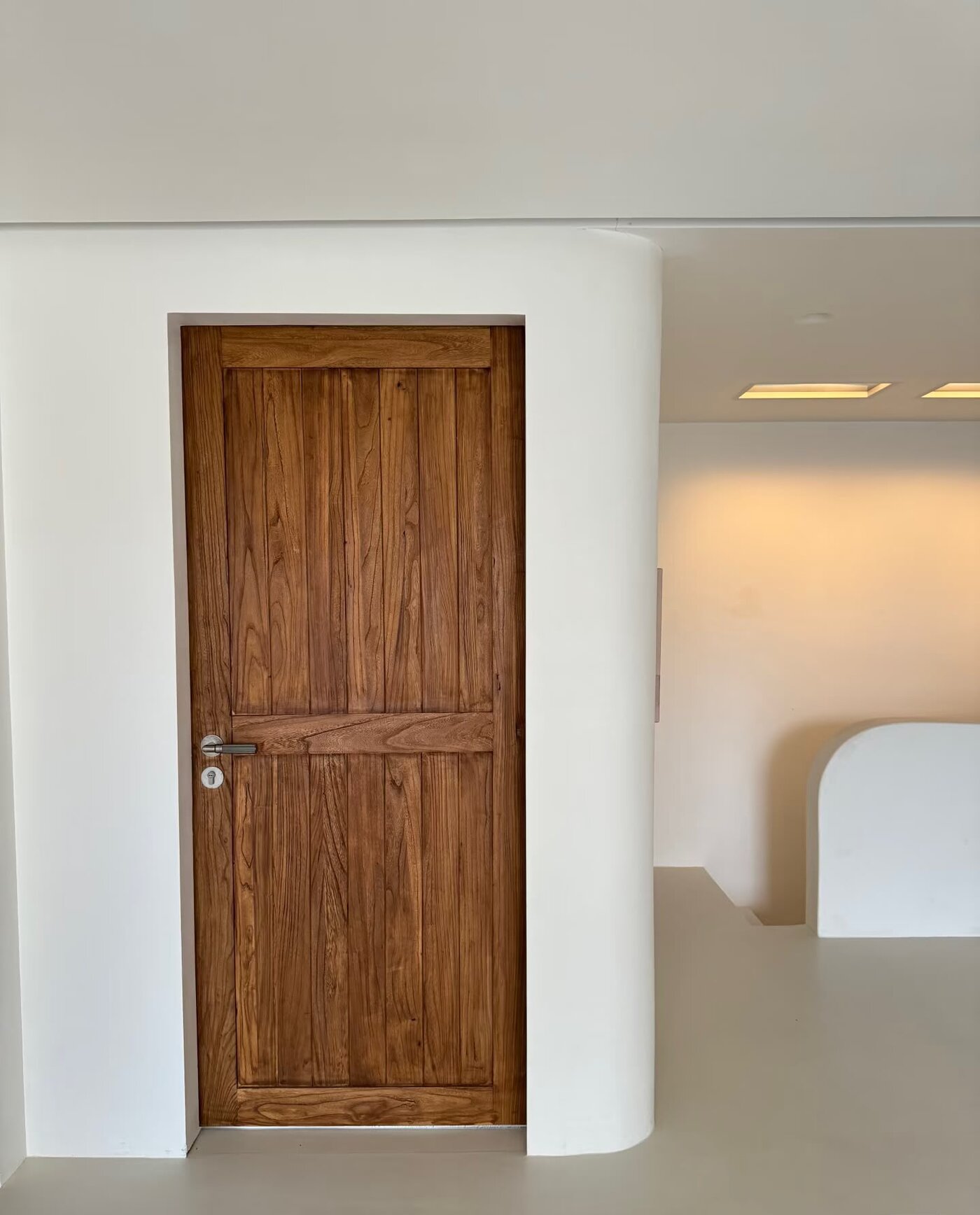 Detail · Hidden door